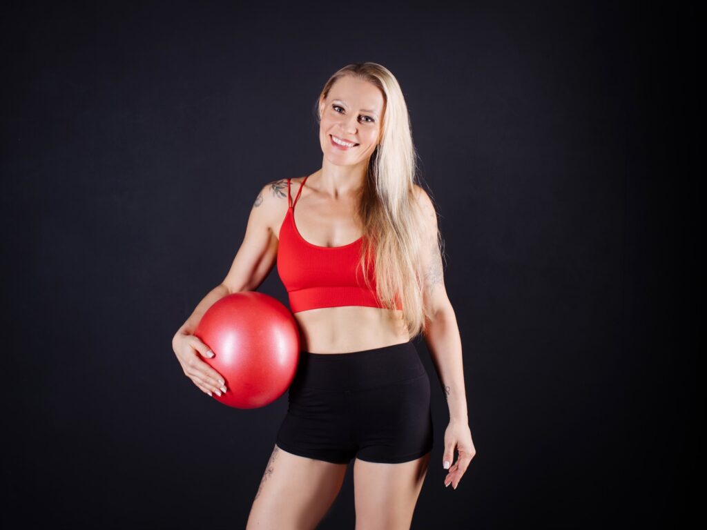 Alina Haunschild lächelnd mit Ball